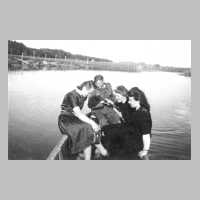110-0019 Ein Sonntag im Jahre 1942. Ein schoener Tag auf dem Warniener Teich. Im Boot Ursula Scharwies, Kaete Klar, Lotti und Walter Wisboreit.jpg